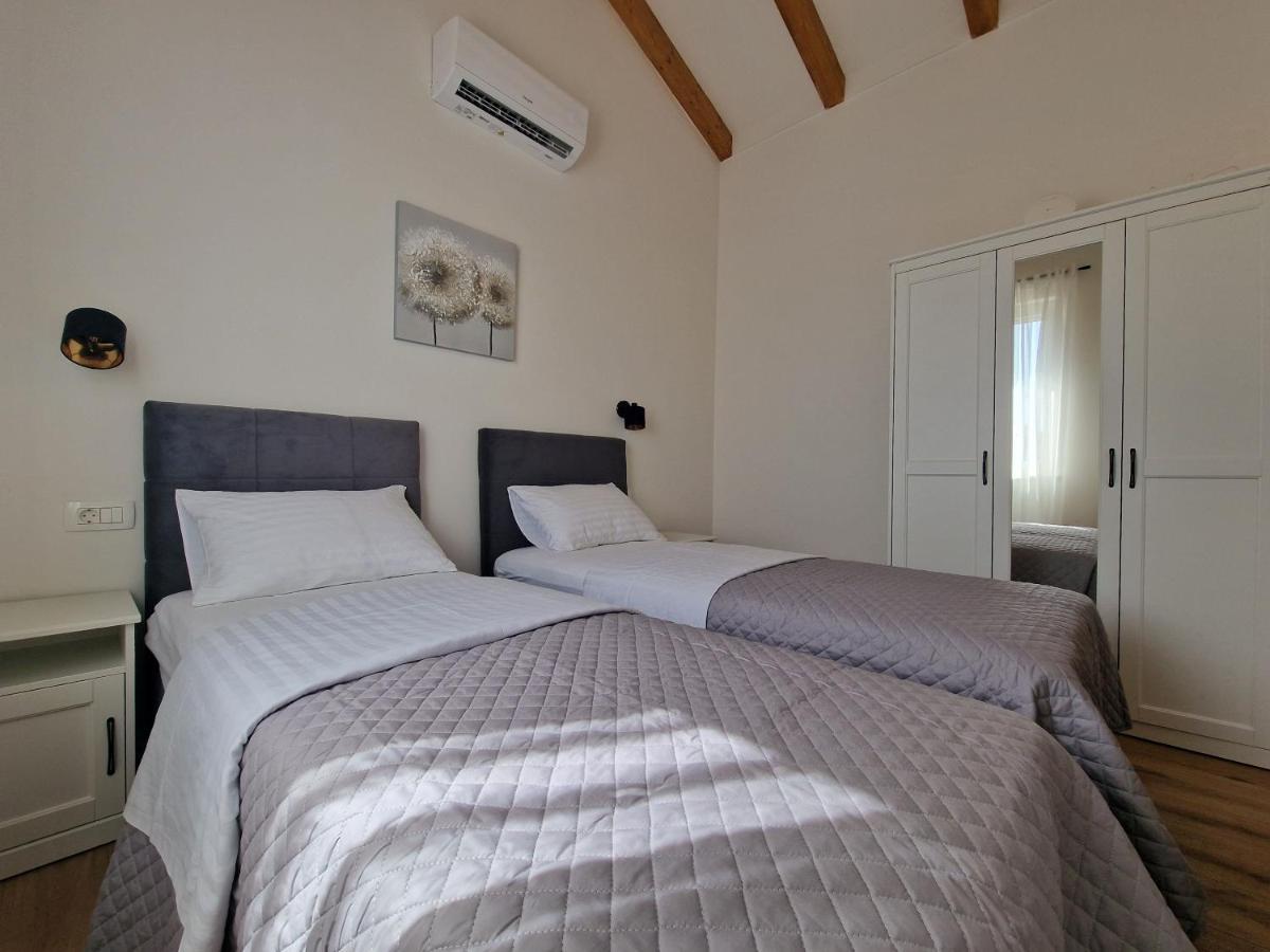 Apartments Miamare Примоштен Екстер'єр фото