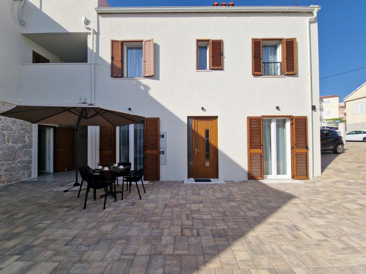Apartments Miamare Примоштен Екстер'єр фото