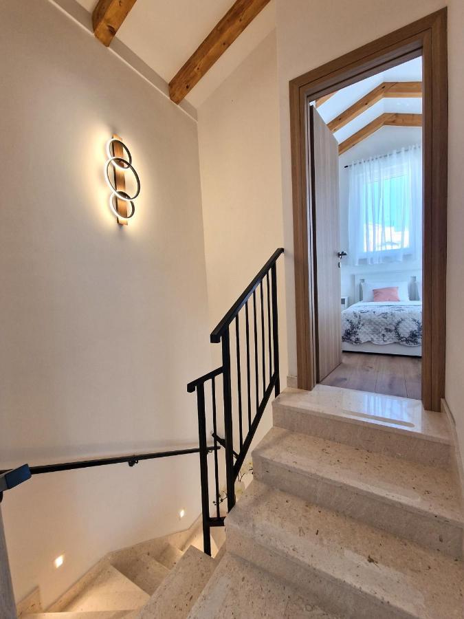 Apartments Miamare Примоштен Екстер'єр фото