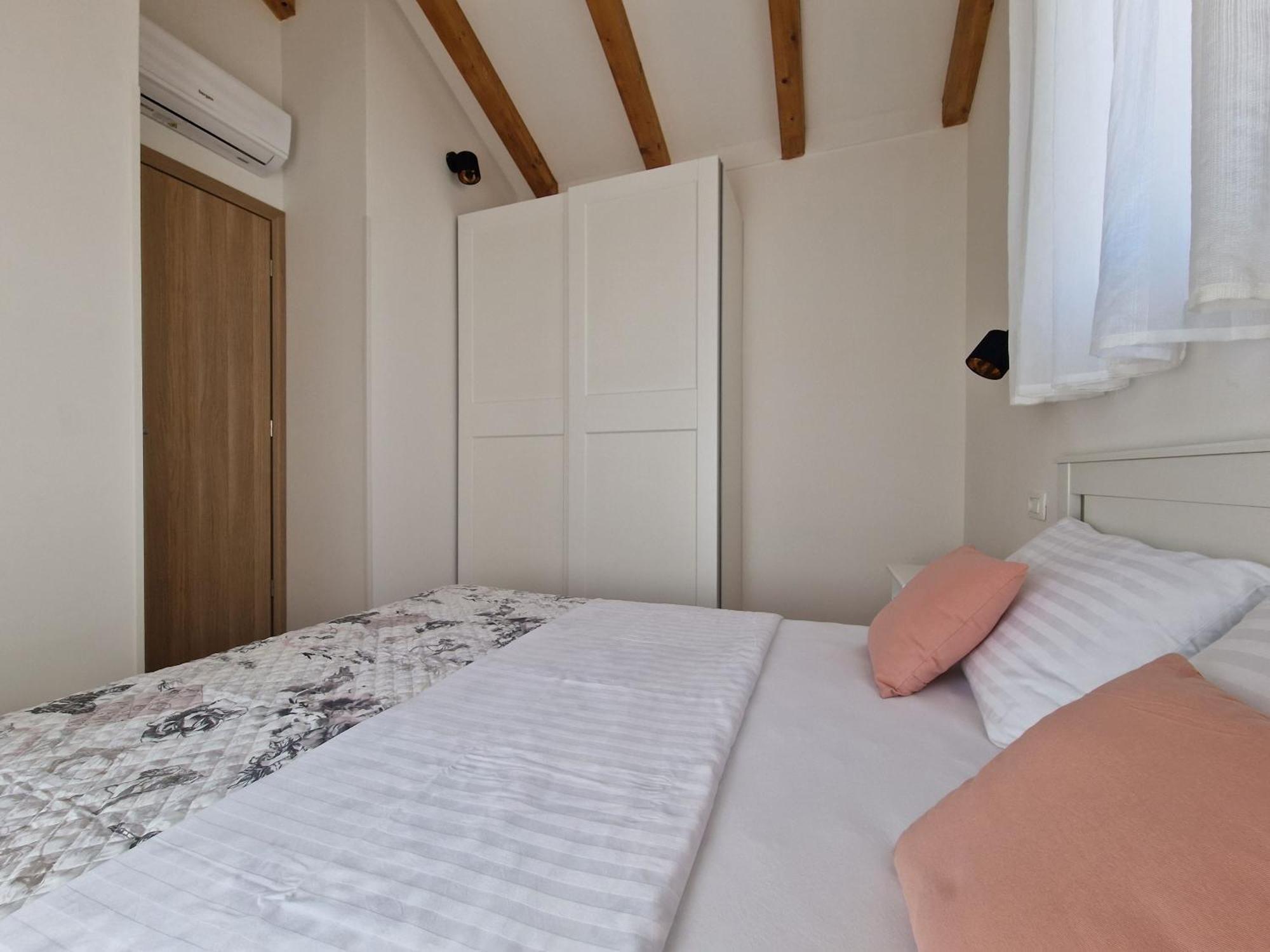 Apartments Miamare Примоштен Екстер'єр фото