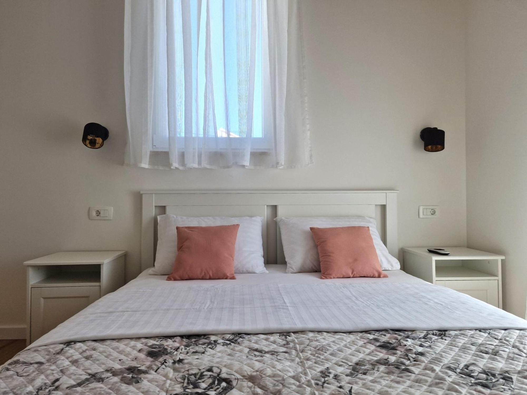 Apartments Miamare Примоштен Екстер'єр фото